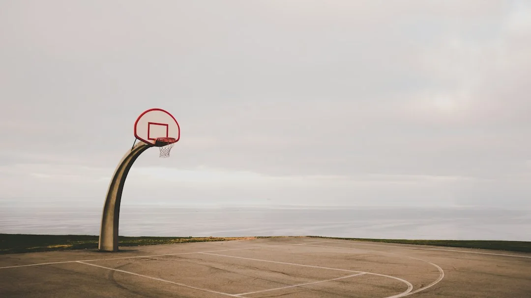 Fotografía ilustrativa: pista y entorno de baloncesto.