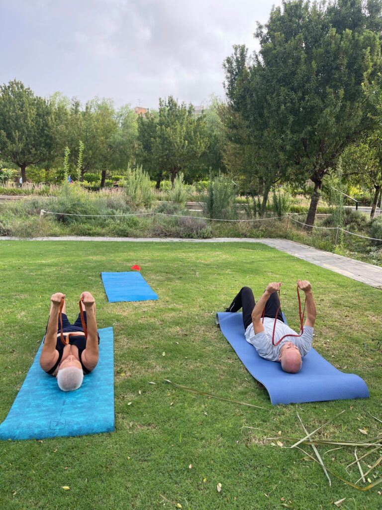 Sesión real de ejercicio adaptado al aire libre en Valencia