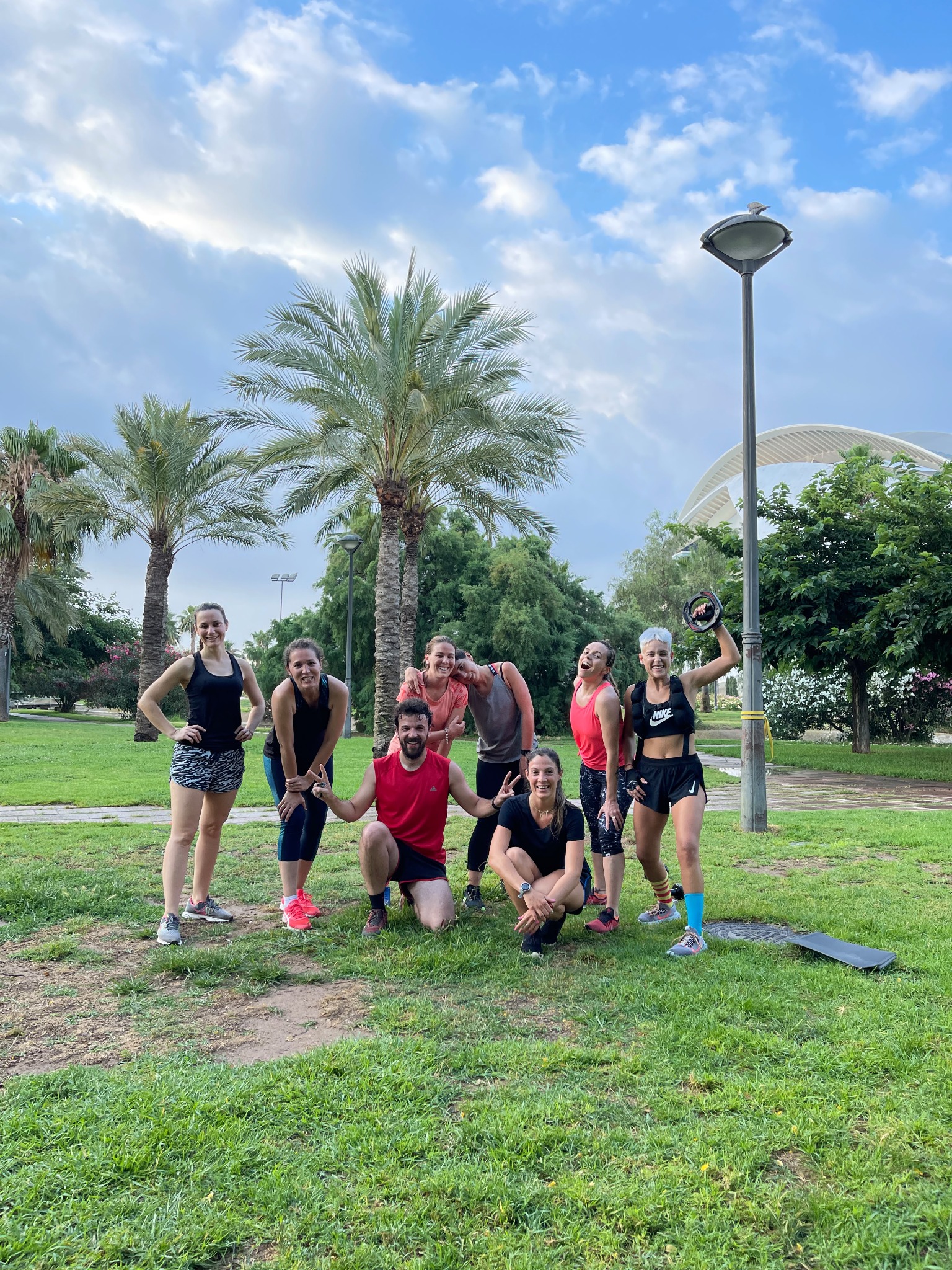Fotografía original de un grupo de entrenamiento con Sergio Dolz al aire libre en Valencia.
